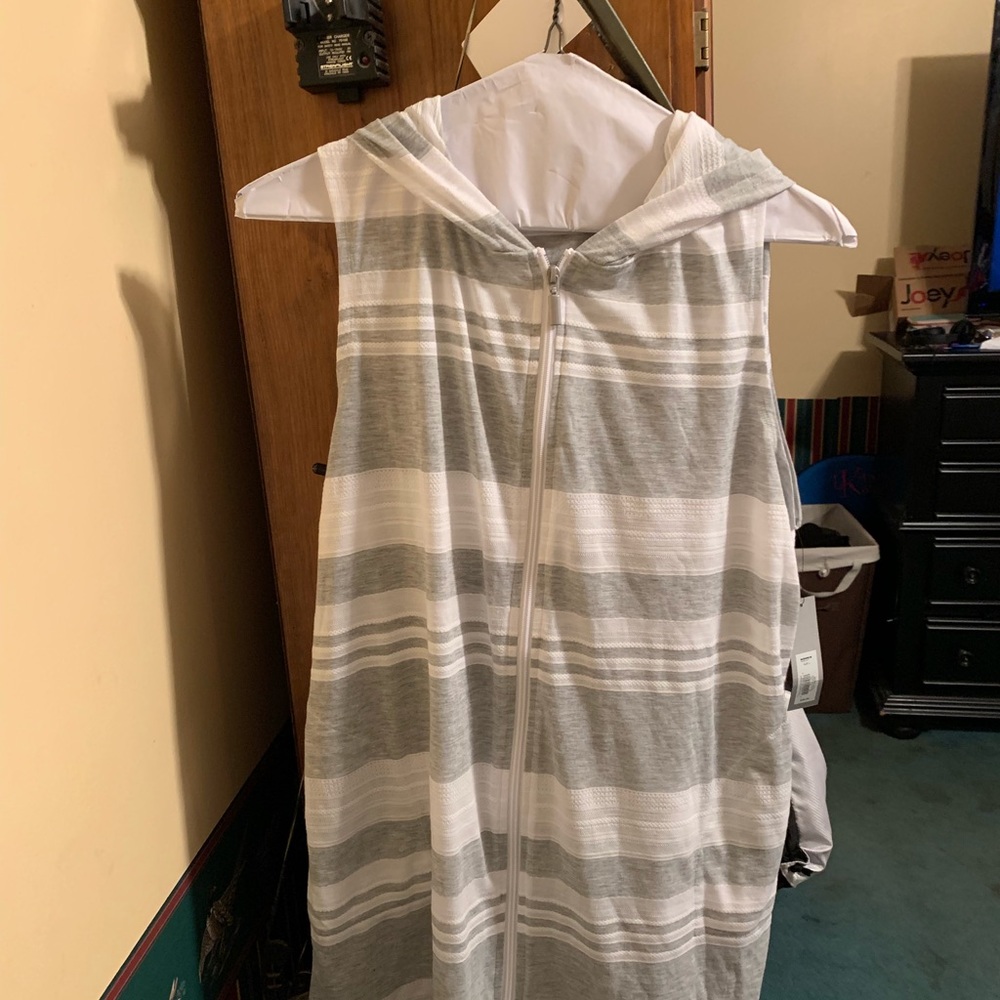 Hooded swimsuit cover-up